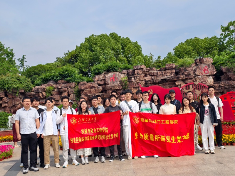 图一-会景园广场合影_resized.jpg