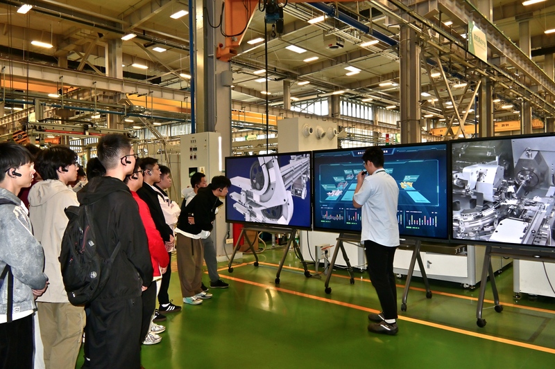 图2-参观数字化工厂.jpg