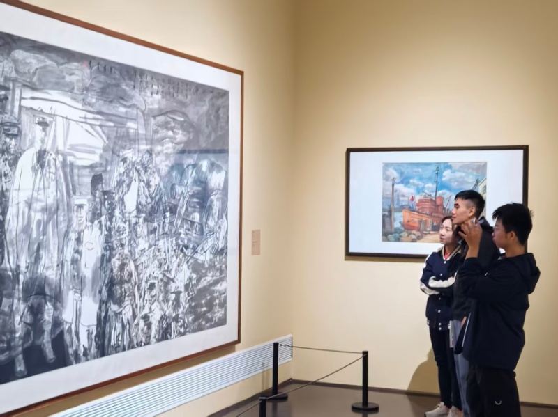 1762178664978475.jpg 图片3:中华艺术宫红色主题油画前同学驻足感悟画面_resized.jpg